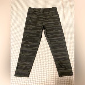 TEMA Athletics cropped camo compression leggings. Size Large.
